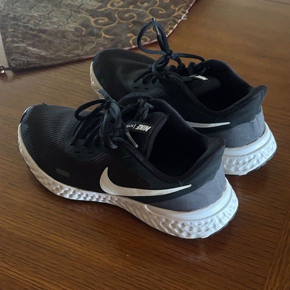 Nike Woman’s Black and White Running Shoes - Picture 2 of 4